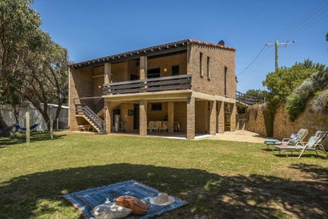 Ocean Close - Spacious Beach House - Pubs and Clubs 0