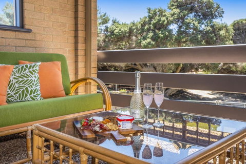 Ocean Close - Spacious Beach House - Pubs and Clubs 3