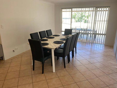 Ocean Keys Family Accommodation - Pubs and Clubs 2