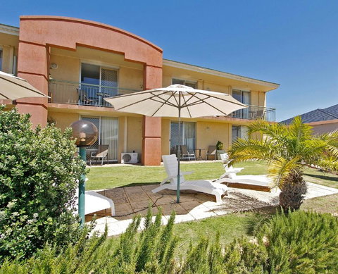 Ocean View Motel - Pubs and Clubs 1