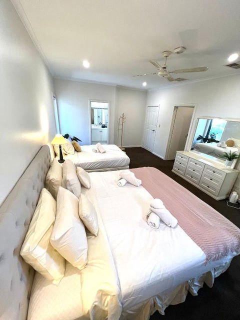 Ocean Views On Ocean Blvd - Pubs and Clubs 2