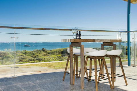 Oceans View - Luxury Apartment With Ocean Views - Pubs and Clubs 1