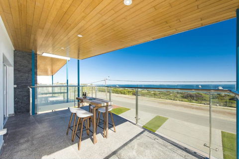 Oceans View - Luxury Apartment With Ocean Views - Pubs and Clubs 2