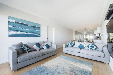 Oceans View - Luxury Apartment With Ocean Views - Pubs and Clubs 3