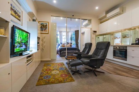 Oversized Potts Point Studio - Pubs and Clubs 0