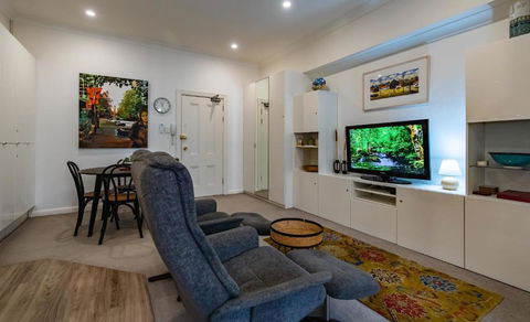 Oversized Potts Point Studio - Pubs and Clubs 3