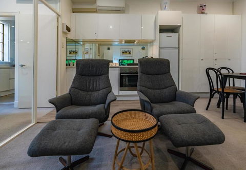 Oversized Potts Point Studio - Pubs and Clubs 2