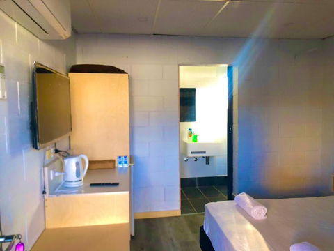 OXFORD HOTEL MOTEL - Pubs and Clubs 0