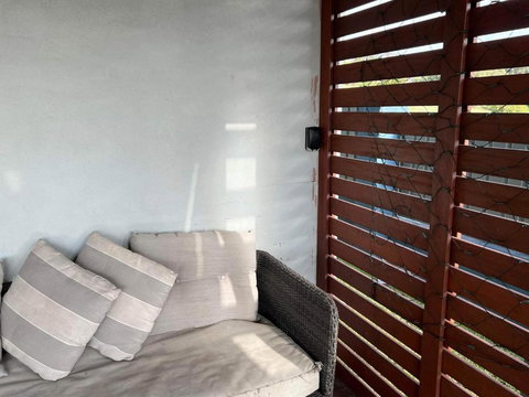 One Bedroom CBD Unit, Walk To Beaches & Cafes - Go Out 3