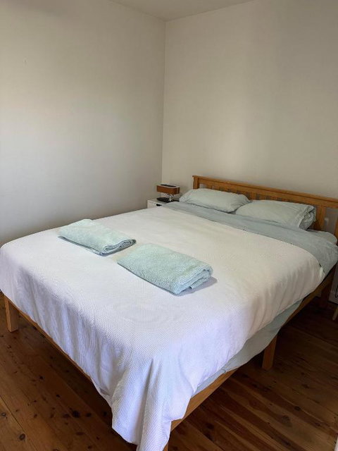 One Bedroom CBD Unit, Walk To Beaches & Cafes - Go Out 1