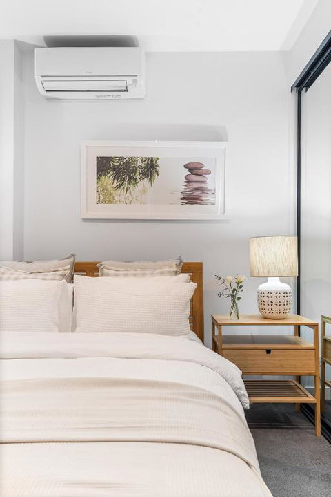 Park Life! Elegant & Sun-Filled 2 Bed 2 Bath Home In Caulfield North - Pubs and Clubs 1