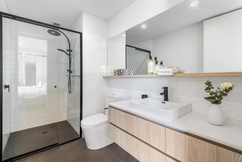 Park Life! Elegant & Sun-Filled 2 Bed 2 Bath Home In Caulfield North - Pubs and Clubs 2