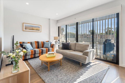 Park Life! Elegant & Sun-Filled 2 Bed 2 Bath Home In Caulfield North - Pubs and Clubs 0