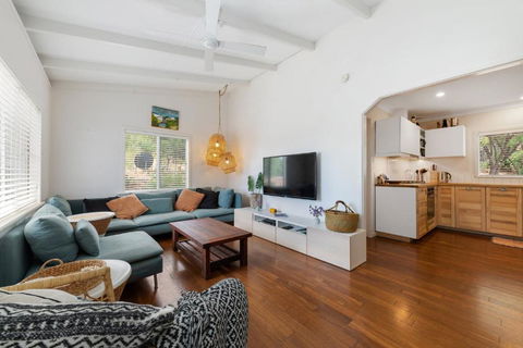 Peaceful And Renovated Original Beach House With Sweeping Views Of Gracetown - Go Out 3