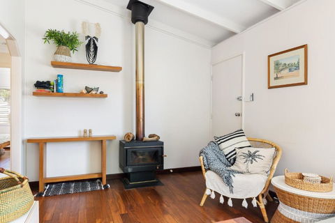 Peaceful And Renovated Original Beach House With Sweeping Views Of Gracetown - Go Out 0