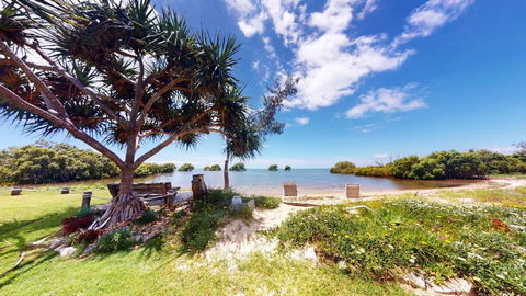 Palazzo On The Beach - Beachmere - Pubs and Clubs 0