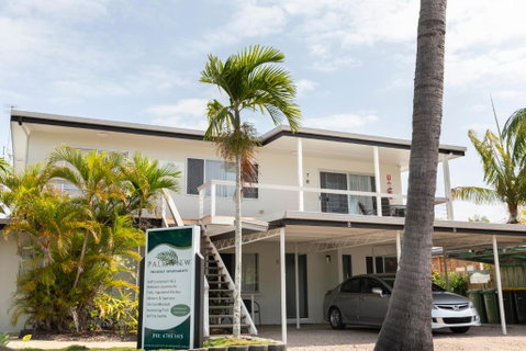 Palm View Holiday Apartments - Pubs and Clubs 1