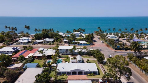 Palm View Holiday Apartments - Pubs and Clubs 2