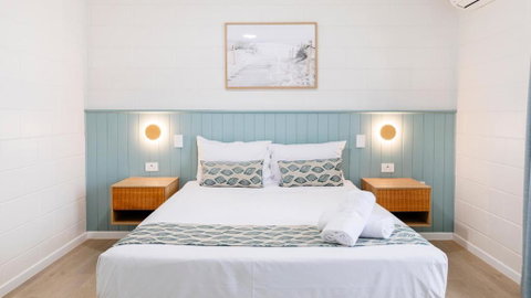 Palm View Holiday Apartments - Pubs and Clubs 0