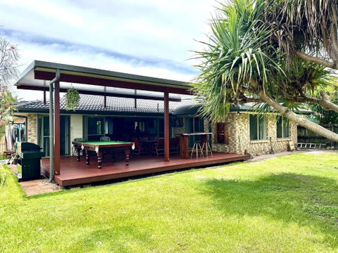 Pandanus Paradise. Newly Renovated 4 Bedroom Home - Pubs and Clubs 0