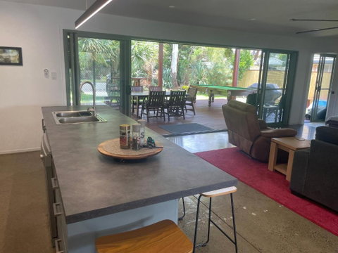 Pandanus Paradise. Newly Renovated 4 Bedroom Home - Pubs and Clubs 2