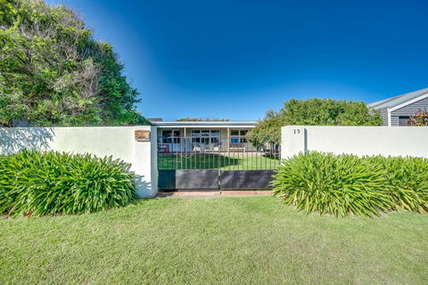 Peaceful Seaside Cottage - Pubs and Clubs 0