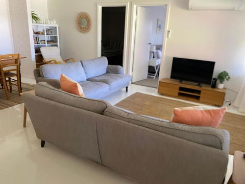 Peaceful Seaside Cottage - Pubs and Clubs 3