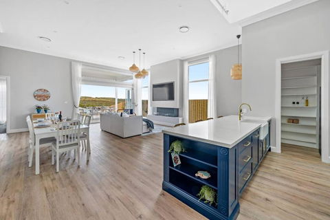 Playa Azul-Beach House On Catherine Hill Bay And Moonee Beach - Pubs and Clubs 0