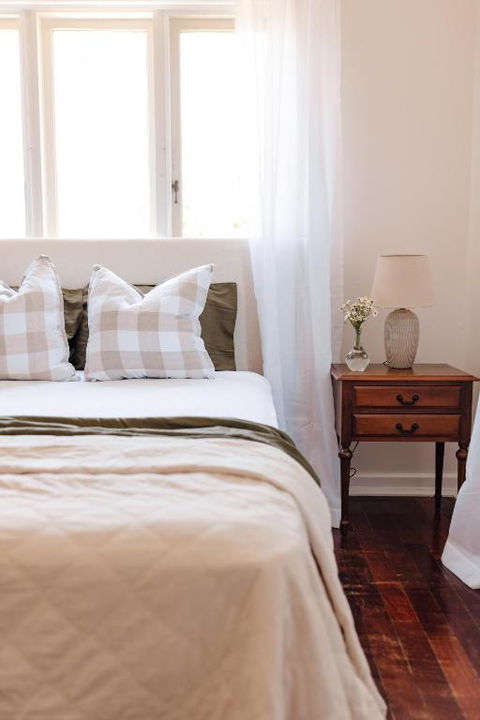 Pet Friendly Family Home In Bluff Point - Pubs and Clubs 3