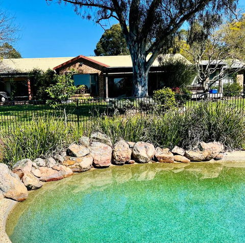 Peppercorns Riverside Farm Stay - Pubs and Clubs 1