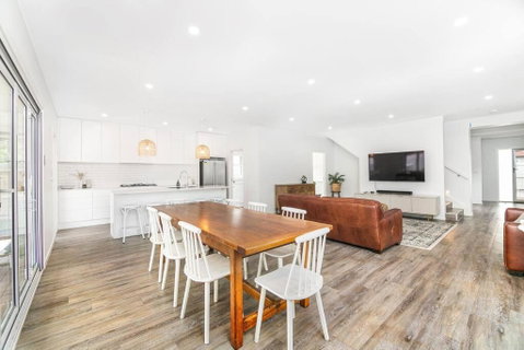 Perfect For Families And Groups - Large 5 Bedroom - Pubs and Clubs 0