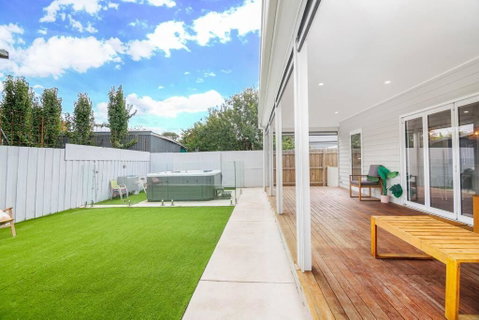 Perfect For Families And Groups - Large 5 Bedroom - Pubs and Clubs 1