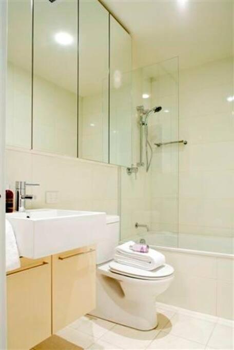 Perfectly Located Crows Nest Apartment C404 - Go Out 2
