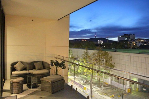 Perfectly Located Modern Apartment - Canberra CBD - Pubs and Clubs 0