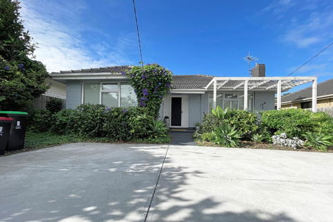 Pet-friendly Bayside 4BR Rental House Near Mentone - Go Out 2