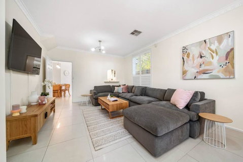 Petal And Bloom - 3BR Family CBD - Pubs and Clubs 3