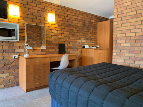 Peter Allen Motor Inn - Pubs and Clubs 0