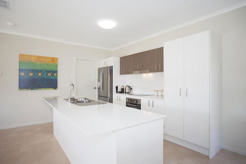Petrie Beach Holiday Home - Pubs and Clubs 3