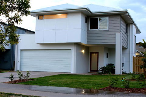 Petrie Beach Holiday Home - Pubs and Clubs 0