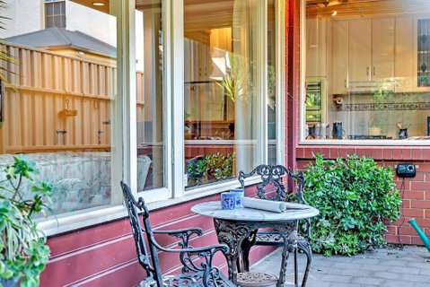 Picket Fence Cottage - Steps From Adelaide Oval - Pubs and Clubs 1