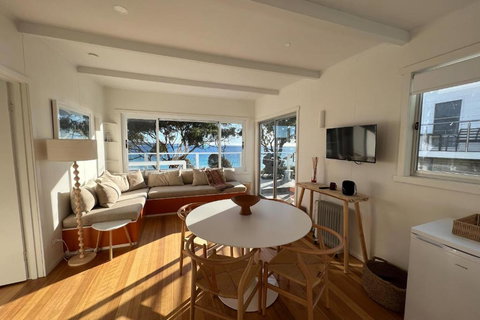 PIPI SHACK - Iconic Waterfront Shack Binalong Bay - Go Out 2