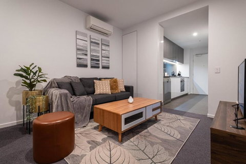 Pleasant &bright 2br2ba Apt Footscray Pool - Go Out 0