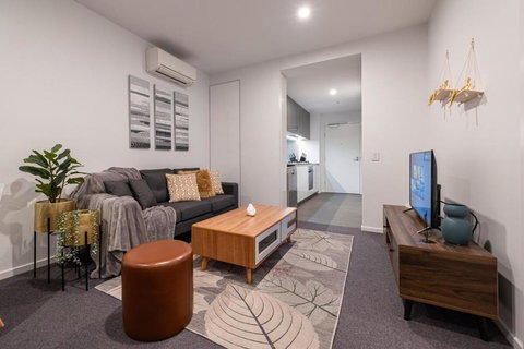 Pleasant &bright 2br2ba Apt Footscray Pool - Go Out 1