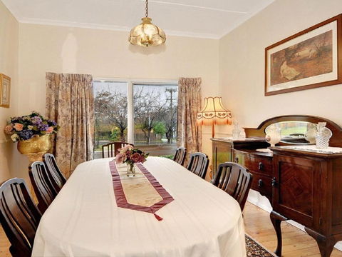 Plum Tree Cottage - Pubs and Clubs 2