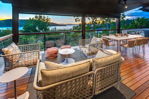 Point Blue On Hamilton Island By HIHA - Go Out 0