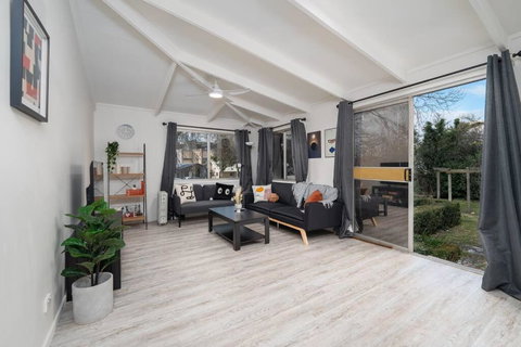 Popular Central Location King Bed The Repose - Go Out 3