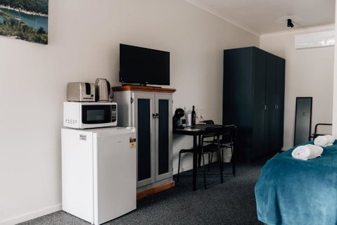 Port Albert Motel - Pubs and Clubs 3