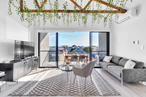 Portside Paradise - Steps Away From The Port - Pubs and Clubs 0