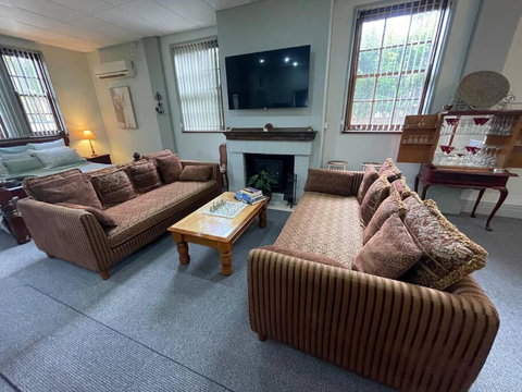 Post Office Boutique Accommodation - Pubs and Clubs 1