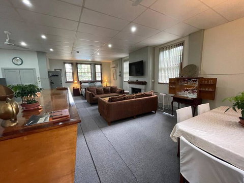 Post Office Boutique Accommodation - Pubs and Clubs 3